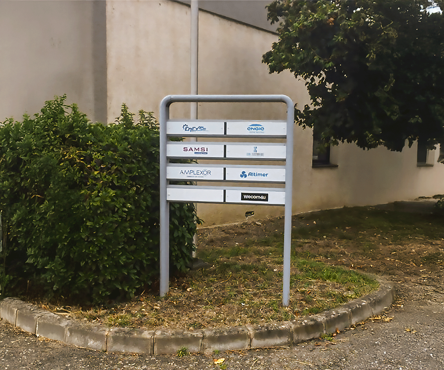 caisson bit-map affichant une liste d'entreprises (Eneys, Engie, Samsi, Amplexor, Altitmer, Wecom4u), illustrant la signalétique de zone d'activité par Global Signa France.