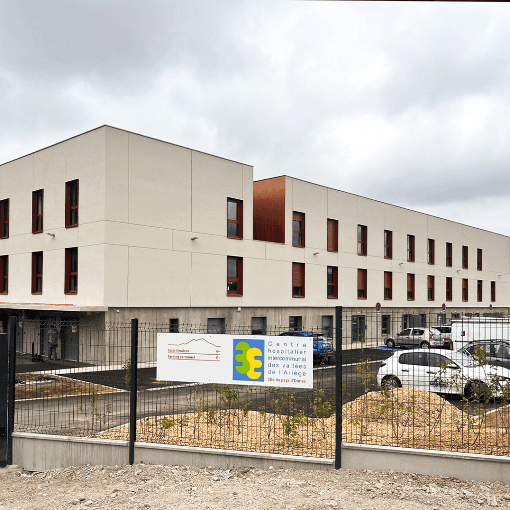Enseigne de signalétique extérieure à l'entrée d'un Centre Hospitalier indiquant les accès et le parking.