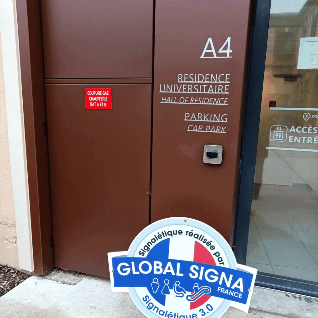 Signalétique d'entrée et plaque de porte professionnelle marron avec un panneau réglementaire rouge "STOP".