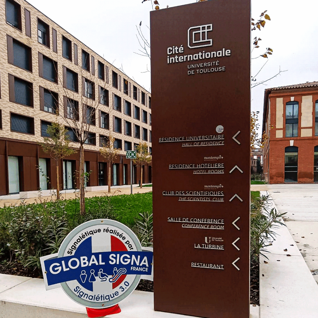 Installation d'un totem d'orientation personnalisé pour un parc d'activités. Cette signalétique verticale assure le guidage des visiteurs et renforce l'identité visuelle de l'ensemble du site.