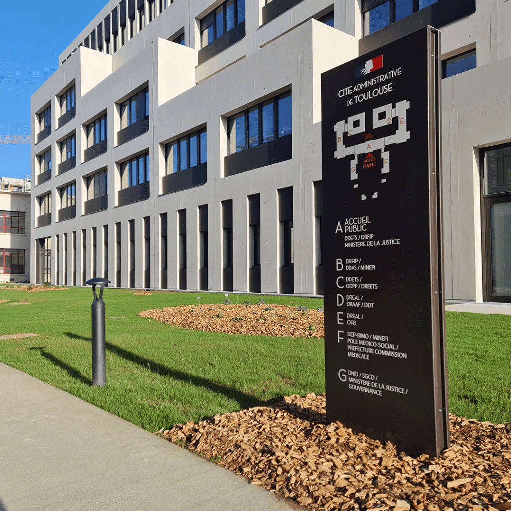 Totem de signalétique extérieur marron avec plan et liste des services de la Cité Administrative de Toulouse